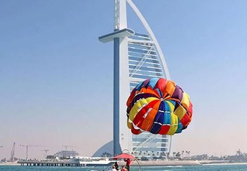 Parasailing in Dubai